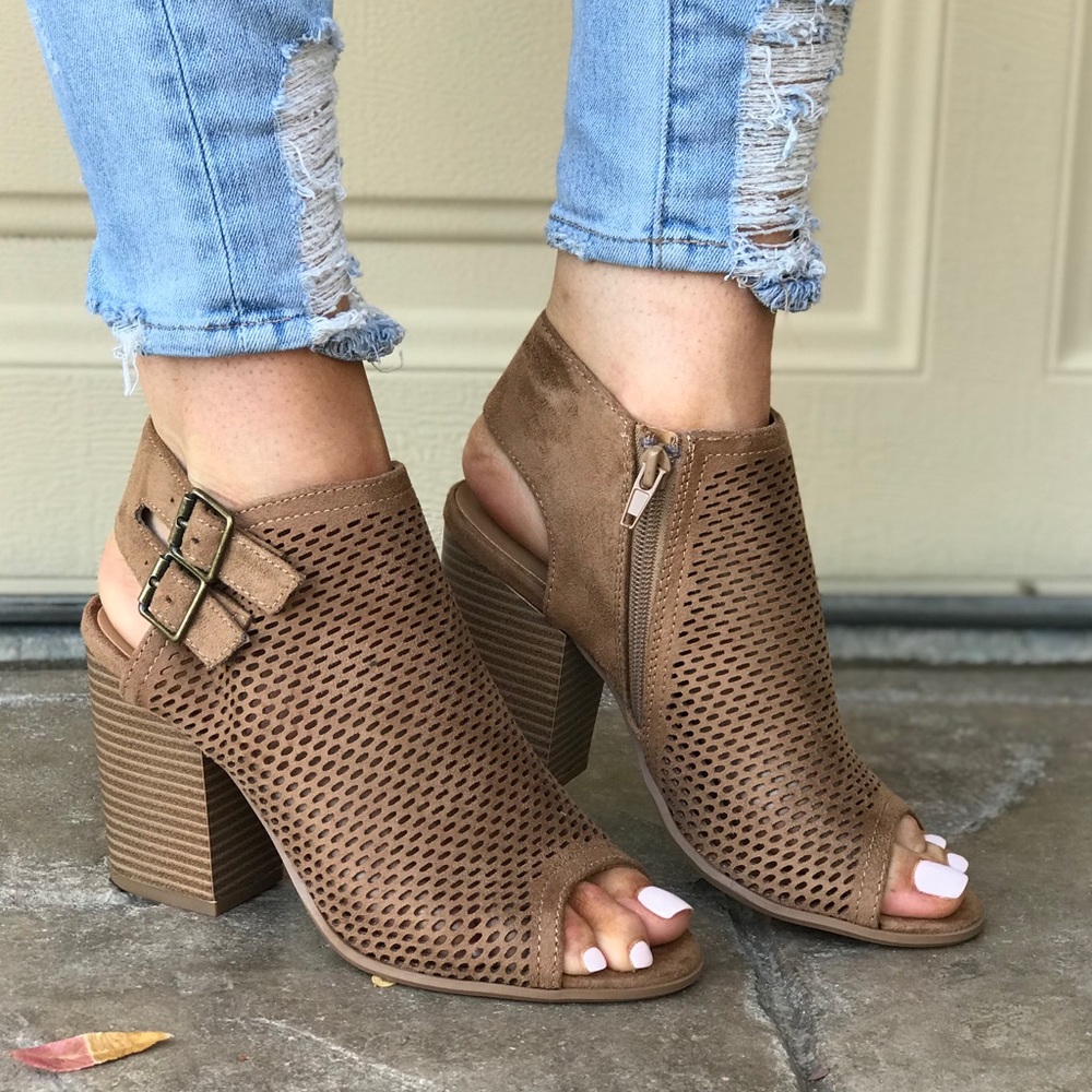 NIB Tan Double Buckle Perforated Slingback Sandal